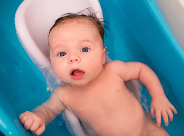Dítě v modré lázně — Stock fotografie