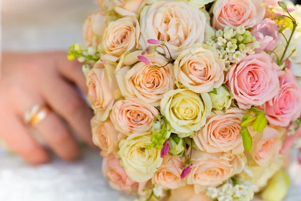 Bridal bouquet of roses — Stock Photo, Image