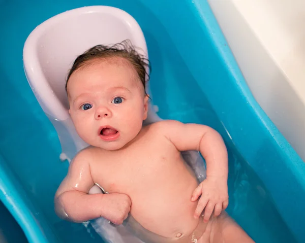 Lavagem do bebê em banho azul — Fotografia de Stock