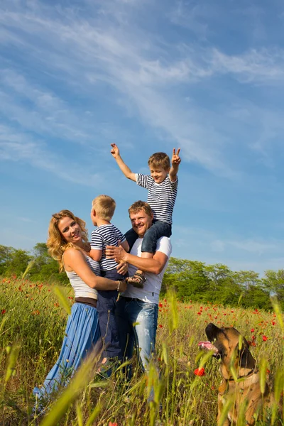 Familjen på vallmo ängen — Stockfoto