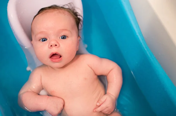 Baby lavaggio in bagno blu — Foto Stock