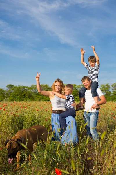 Familjen på vallmo ängen — Stockfoto