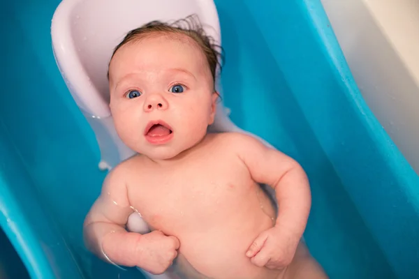 Lavagem do bebê em banho azul — Fotografia de Stock