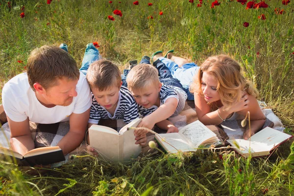 Familie im Park — Stockfoto