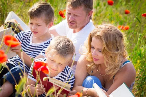 Famille dans le parc — Photo