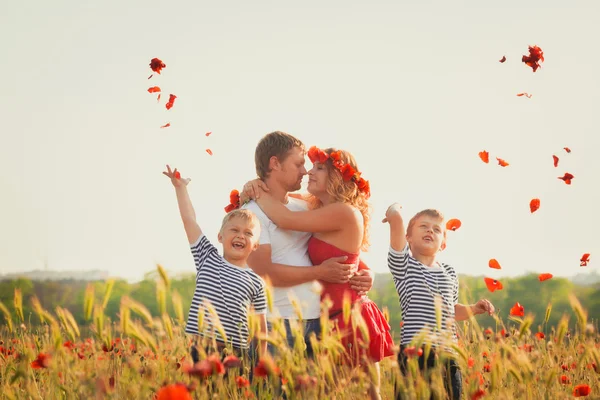 Família brincando no prado — Fotografia de Stock