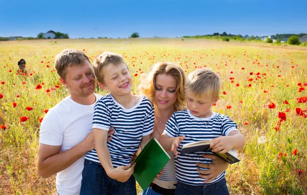 Famille sur la prairie — Photo