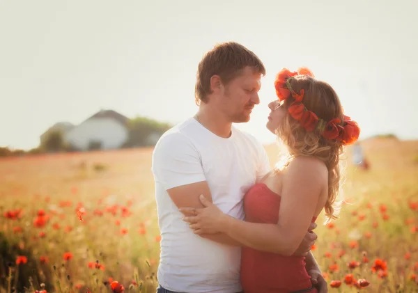 Couple sur la prairie de pavot — Photo