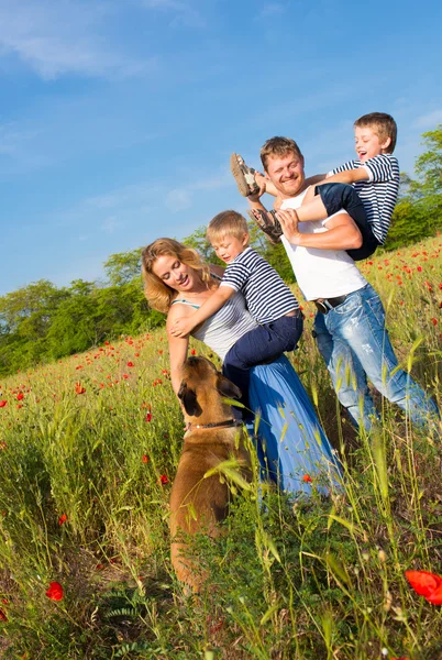 Familia jugando en el prado —  Fotos de Stock