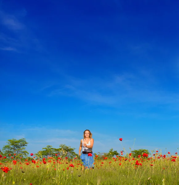 Vrouw die op de weide worden uitgevoerd — Stockfoto