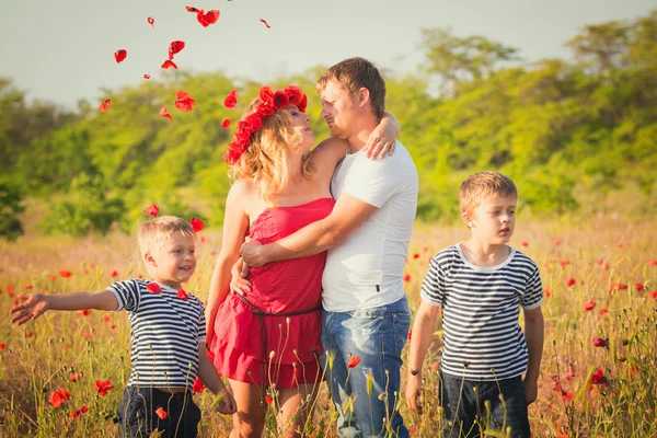 Familia jugando en el prado — Foto de Stock