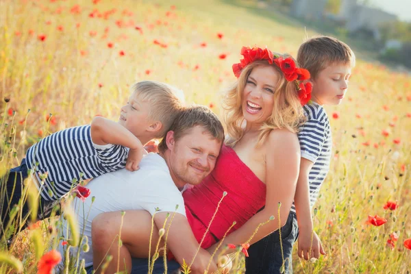 Family playing on the meadow — Stock Photo, Image