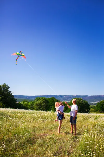 Familie spielt mit Drachen — Stockfoto