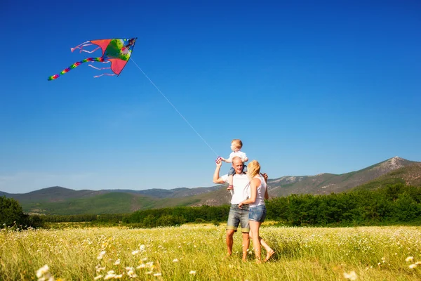 Family playing with kite — Stock fotografie