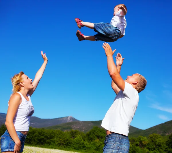 Familie spelen met kite — Stockfoto