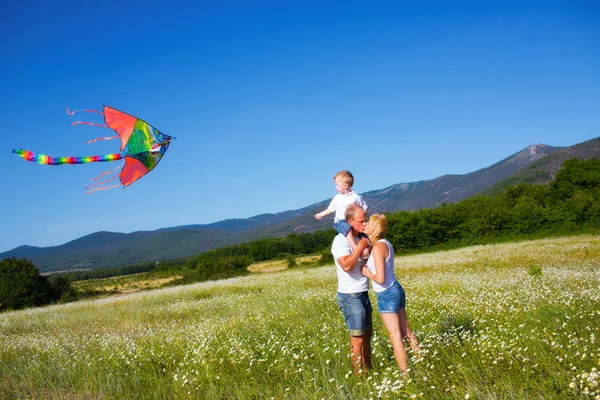 Família brincando com pipa — Fotografia de Stock