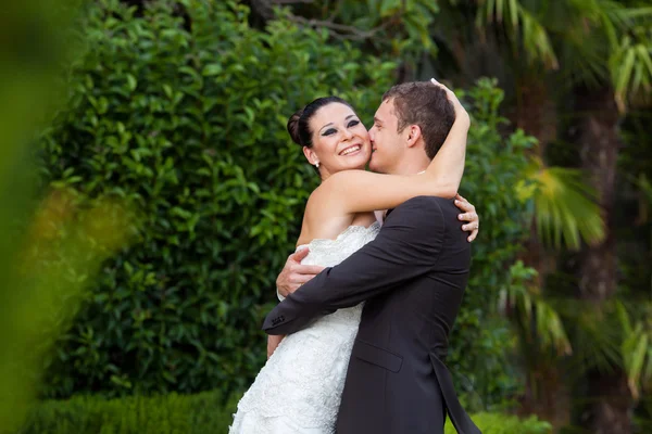 Newlyweds in the park — Stock Photo, Image