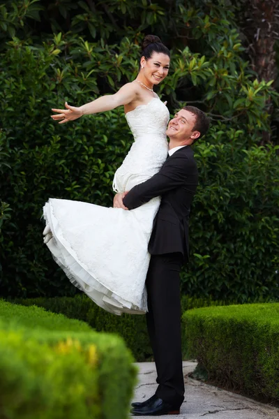 Newlyweds in the park — Stock Photo, Image