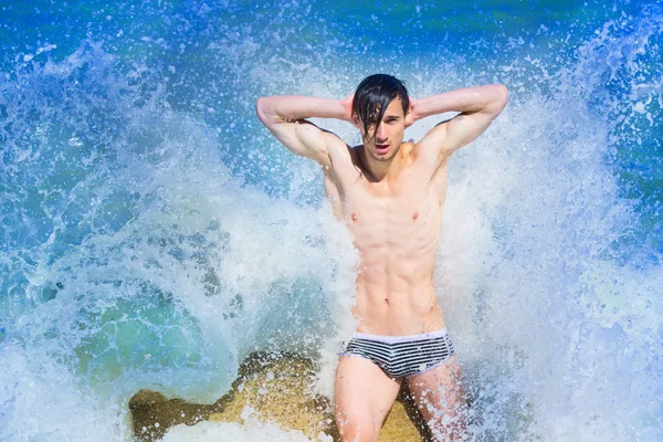 Junge Männer am Strand lizenzfreie Stockfotos