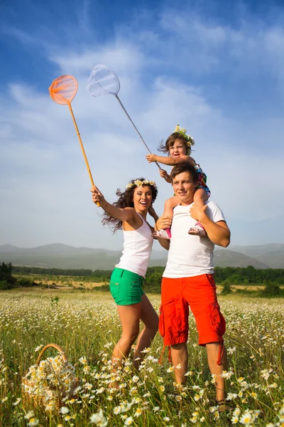 Familia en el prado — Foto de Stock