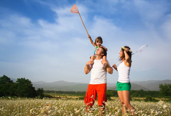 Familie auf der Wiese — Stockfoto