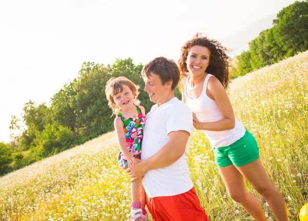 Familj på ängen — Stockfoto