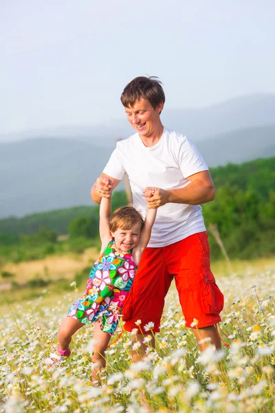 Vater spielt mit Tochter — Stockfoto