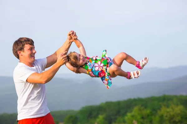 Pai brincando com a filha — Fotografia de Stock
