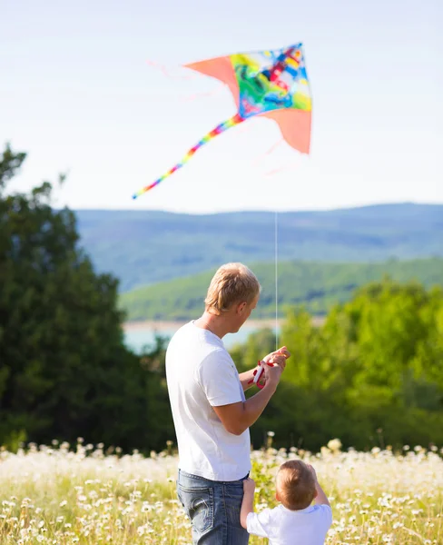 Famille sur la prairie — Photo