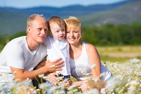 Famille sur la prairie — Photo