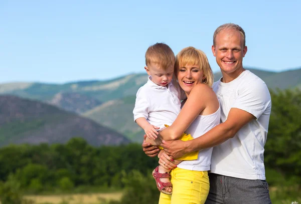 Famiglia sul prato — Foto Stock