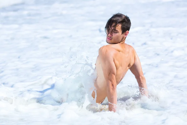 Homens jovens na praia — Fotografia de Stock