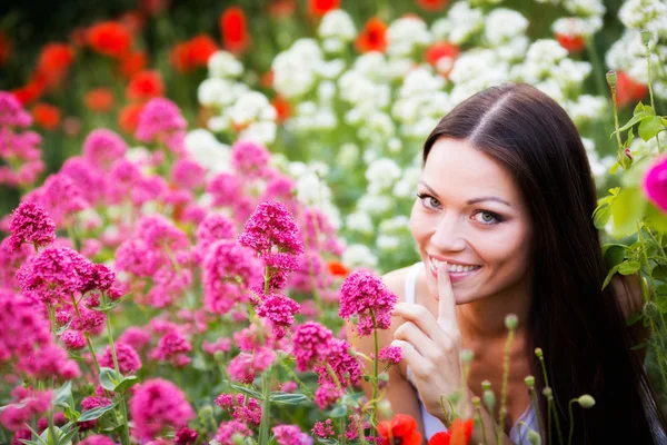 Vrouw in bloementuin — Stockfoto