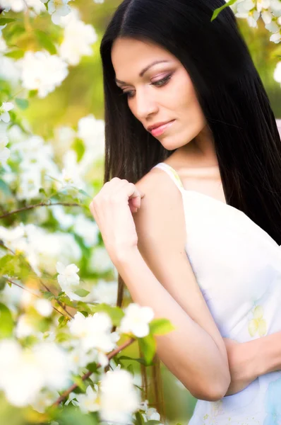 Vrouw in bloementuin — Stockfoto