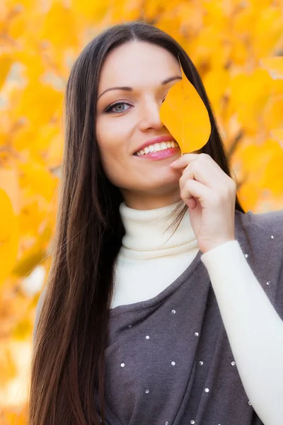 Mädchen im herbstlichen Garten — Stockfoto