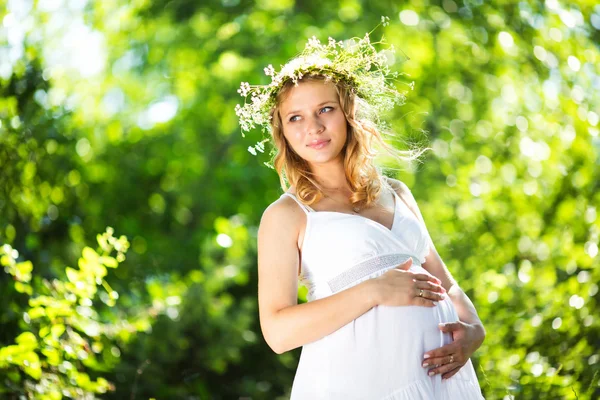 Pregnant woman in green forest — Stock Photo, Image