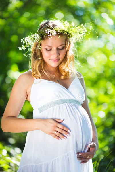 Zwangere vrouw in groen bos — Stockfoto