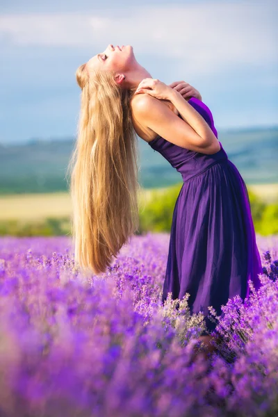 Chica en el campo de lavanda —  Fotos de Stock