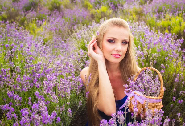Flicka på fältet lavendel — Stockfoto