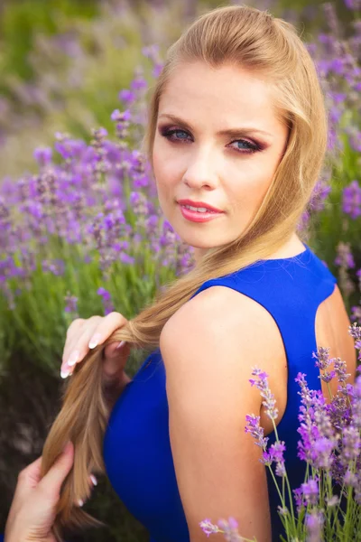 Menina no campo de lavanda — Fotografia de Stock