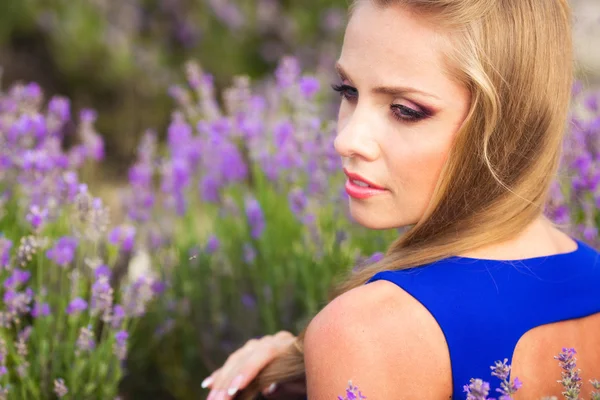 Chica en el campo de lavanda — Foto de Stock