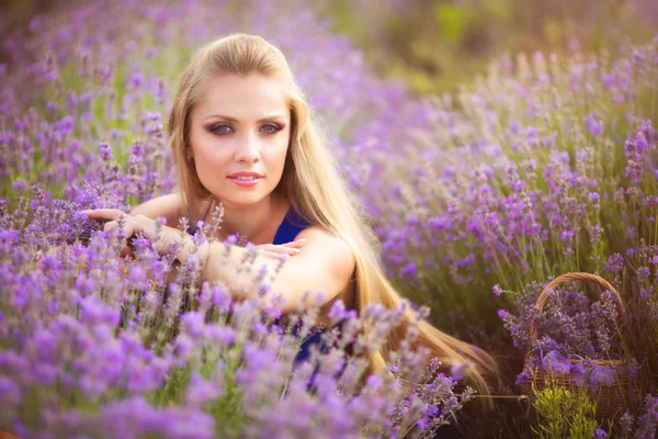 Meisje op het Lavendel veld — Stockfoto