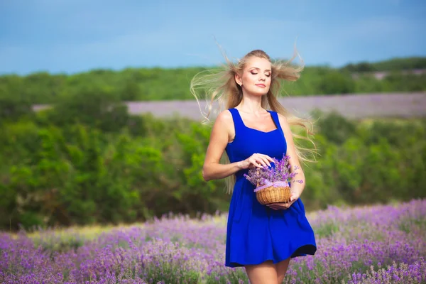 Meisje op het Lavendel veld — Stockfoto