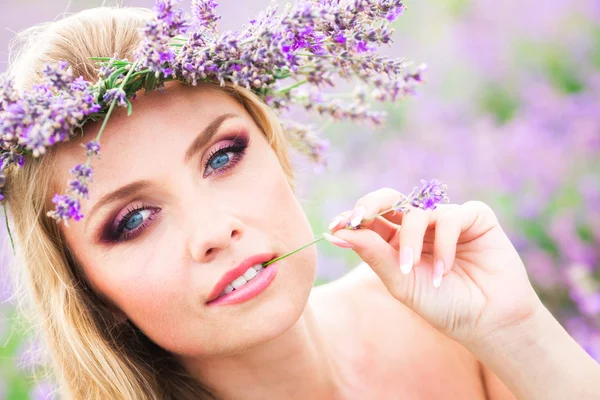 Menina no campo de lavanda — Fotografia de Stock