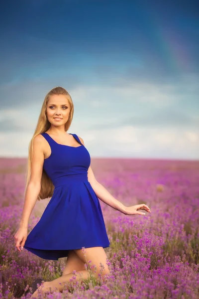 Mädchen auf dem Lavendelfeld — Stockfoto