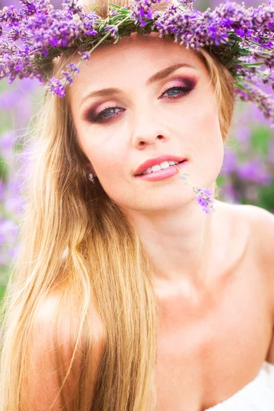 Fille sur le champ de lavande Photo De Stock