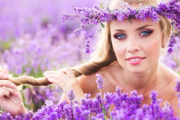 Menina no campo de lavanda — Fotografia de Stock