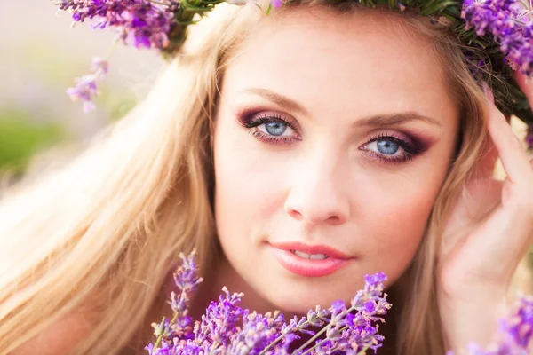 Ragazza sul campo di lavanda — Foto Stock