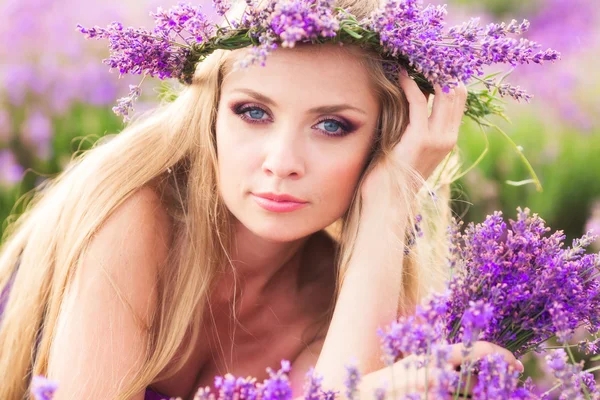 Ragazza sul campo di lavanda — Foto Stock