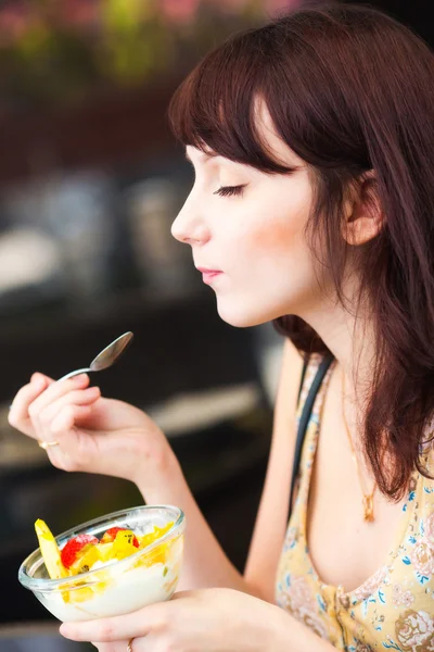 Jeune femme au café — Photo